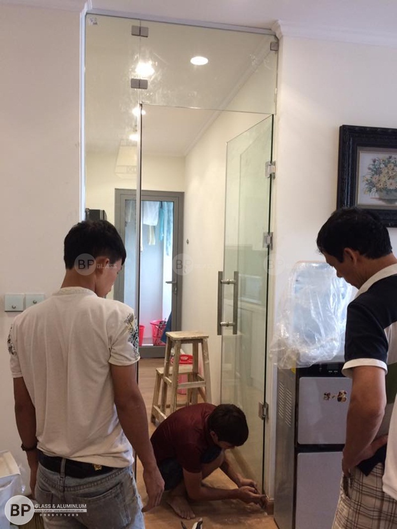 lắp cửa kính 1 cánh nhà chị Linhh Time city